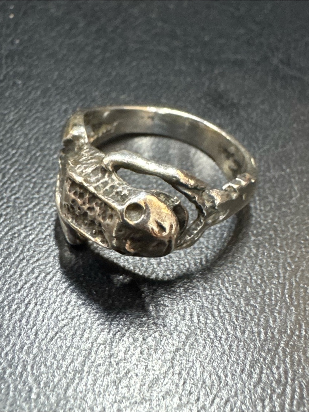 Cute Silver-toned Frog Ring